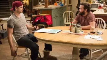 La bouteille de Budweiser de Colt Bennett (Ashton Kutcher) dans The Ranch