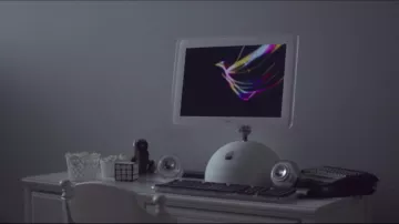 L'ordinateur Apple iMac G4 Tournesol utilisé par OA / Prairie Johnson (Brit Marling) dans The OA (S01E01)