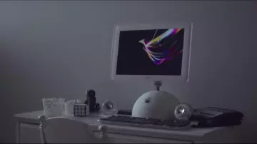 L'ordinateur Apple iMac G4 Tournesol utilisé par OA / Prairie Johnson (Brit Marling) dans The OA (S01E01)