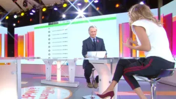 The navy pants with red stripes of Caroline Ithurbide in William noon of the 04/10/2017