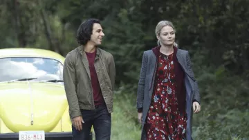 La sudadera con capucha roja burdeos en algodón Sunspel que lleva Emma Swan (Jennifer Morrison) en Érase una vez.
