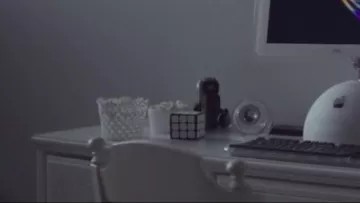 Le Rubik's Cube blanc en braille d'OA / Prairie Johnson (Brit Marling) dans The OA (S01E01)