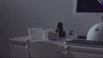 Le Rubik's Cube blanc en braille d'OA / Prairie Johnson (Brit Marling) dans The OA (S01E01)