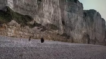 La playa de los Pisseuses de Valaine cerca de Etretat, Continente de Sirial en la temporada 6 de Noob