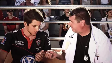 The rugby jersey black of Toulon worn by Thomas Lepape / Ystos (Matthew Zecchini) in the season 6 Noob