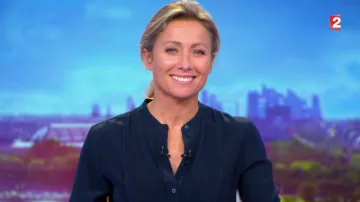 The shirt of Anne-Sophie Lapix in the journal de 20h de France 2 du 25/09/2017