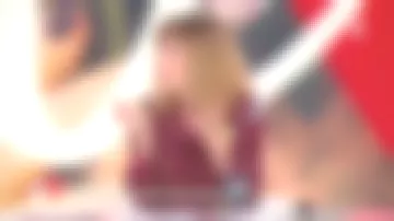 Blusa marrón impresa crash de Daphne Burki el 4 de octubre de 2017