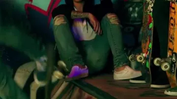 Les sneakers blanches basses Calvin Klein de Justin Bieber dans son clip What do you mean?