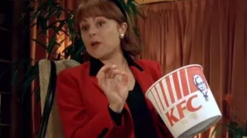 El cubo de pollo KFC de Béatrice Goulard de Montmirail (Muriel Robin) en Les Visiteurs 2
