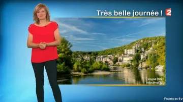 La tapa roja con claveles en los hombros por Valérie Maurice en Météo 2 del 04/10/2017