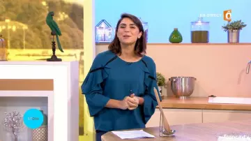 The blouse blue short volantées of Sonia Chironi in The cookies overseas 03/10/2017