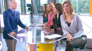 The gray sweater and black lace Caroline Ithurbide in William noon of the 05/10/2017