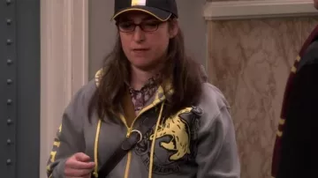 le sweatshirt Poufsoufle d'Amy Farrah Fowler (Mayim Bialik) dans The Big Bang Theory S10E11