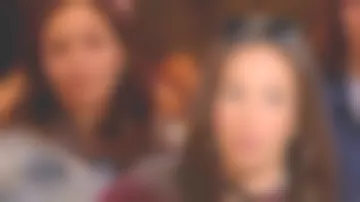 Las gafas de sol redondas Ray ban de Janane Boudili en Je t'aime etc del 06/10/2017