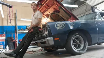 The Picture Car Warehouse en Northridge prepara el escenario para el garaje de Shannon (Bryan Cranston) en Drive