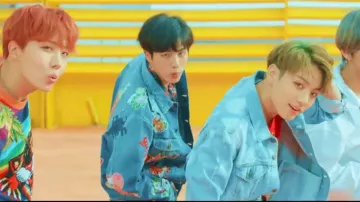 La veste en jean brodée Saint Laurent de Jin dans le clip DNA de BTS