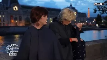 Bolso de cuero negro de Catherine (Alex Lutz) en la revista de prensa de Catherine y Liliane del 29/09/2017