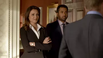 La chaqueta negra "Silaa" Ted Baker de Emily Rhodes (Italia Ricci) en Designated Survivor S02E01