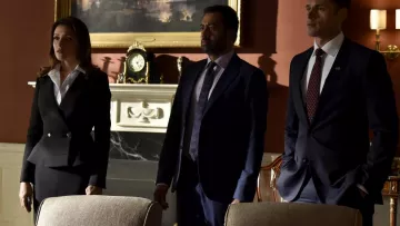 La falda Ted Baker de Emily Rhodes (Italia Ricci) en Designated Survivor S02E01