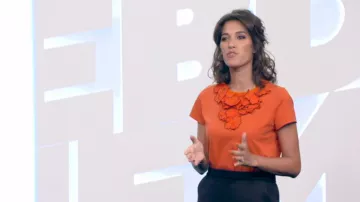 La camiseta naranja con flores en relieve de Laurie Cholewa en Tchi tcha del 05/09/2017