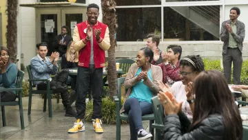La paire de Nike Dunk High "Black fives" "Rens" de Jermaine Leforge (Bernard David Jonesdans) dans The Mayor S01E01
