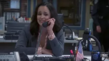 La chemise Kate Moss for Equipment de Amy Santiago (Melissa Fumero) dans Brooklyn Nine-Nine S05E01