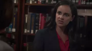La chemise rouge en soie Equipment de Amy Santiago (Melissa Fumero) dans Brooklyn Nine-Nine S05E02