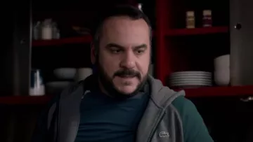 Le sweatshirt à capuche Lacoste gris de Alex (François-Xavier Demaison) dans Quadras S01E01