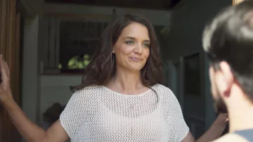 Le top blanc à manches courtes ajouré de Bobbie Jo Logan Chapman (Katie Holmes) dans Logan Lucky