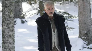 Chaqueta larga con cremallera usada por Lorne Malvo (Billy Bob Thornton) como se ve en los atuendos de la serie de televisión Fargo (Temporada 1, Episodio 10)