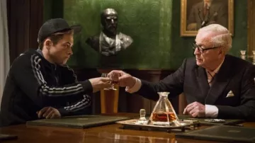 The crystal decanter of Arthur (Michael Caine) in Kingsman : the Secret Service