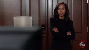 Chaqueta Giorgio Armani de Olivia Pope (Kerry Washington) en Scandal S07E01