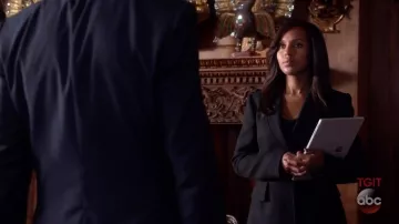The Microsoft tablet-Surface Pro 4, Olivia Pope (Kerry Washington) in Scandal S07E01