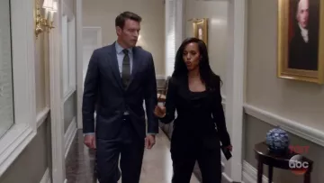 The smartphone Microsoft Lumia 950 white Olivia Pope (Kerry Washington) in Scandal S07E01
