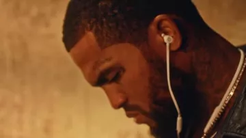Headphones Beats by Dr. Dr. in the clip Perfect Dave East feat. Chris Brown