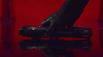 La réplique du sabre laser de Kylo Ren (Adam Driver) dans Star Wars VIII : Les derniers Jedi