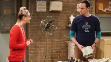 Le pull Theory de Penny (Kaley Cuoco) dans The Big Bang Theory S11E03