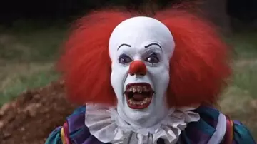 The clown mask scary like Pennywise (Tim Curry) in It / It