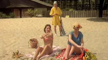 The bathrobe yellow of Jean-Claude Had (Michel Blanc) in The tan