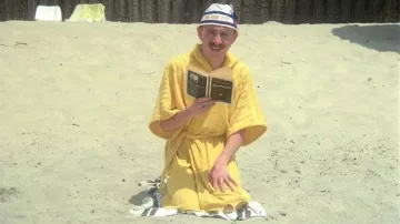 The bathrobe yellow of Jean-Claude Had (Michel Blanc) in The tan