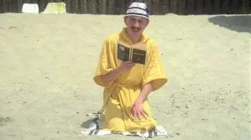 Le peignoir jaune de Jean-Claude Dusse (Michel Blanc) dans Les bronzés