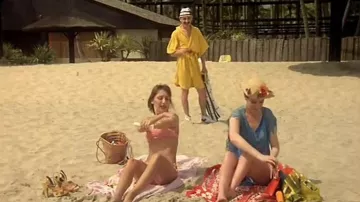 The bathrobe yellow of Jean-Claude Had (Michel Blanc) in The tan