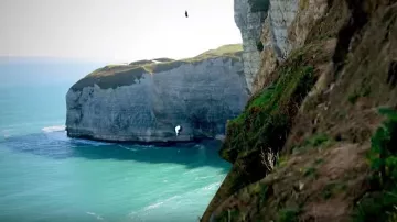 La Pointe de la Courtine y su ojo de cerradura en Étretat, lugar de caída del Vengador Oscuro en la temporada 4 de Noob