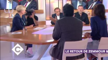 Les escarpins argentés de Anne-Elisabeth Lemoine dans C à vous du 10/10/2017