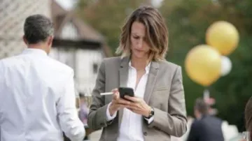 Le blazer couleur beige/sable de Andrea Martel (Camille Cottin) dans Dix Pour Cent S02E03