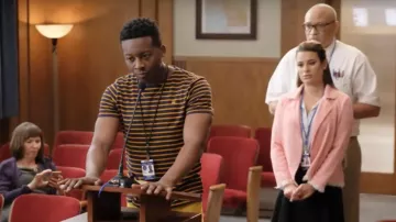 La chaqueta rosa Rebecca Taylor de Valentina Barella (Lea Michele) en The Mayor S01E02