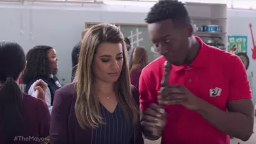 La chaqueta marrón Ted Baker de Valentina Barella (Lea Michele) en The Mayor S01E02