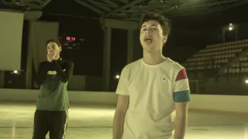 The t-shirt Le Coq Sportif white with the round red white and blue of Foda C in the clip Terrible Children of Columbine