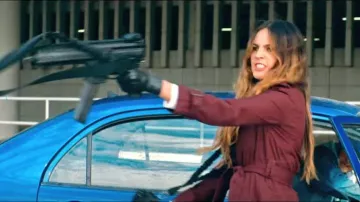 Gabardina usada por Mónica / Darling (Eiza González) como se ve en Baby Driver