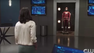 Camisa de seda H&M de Iris West (Candice Patton) en The Flash S04E01